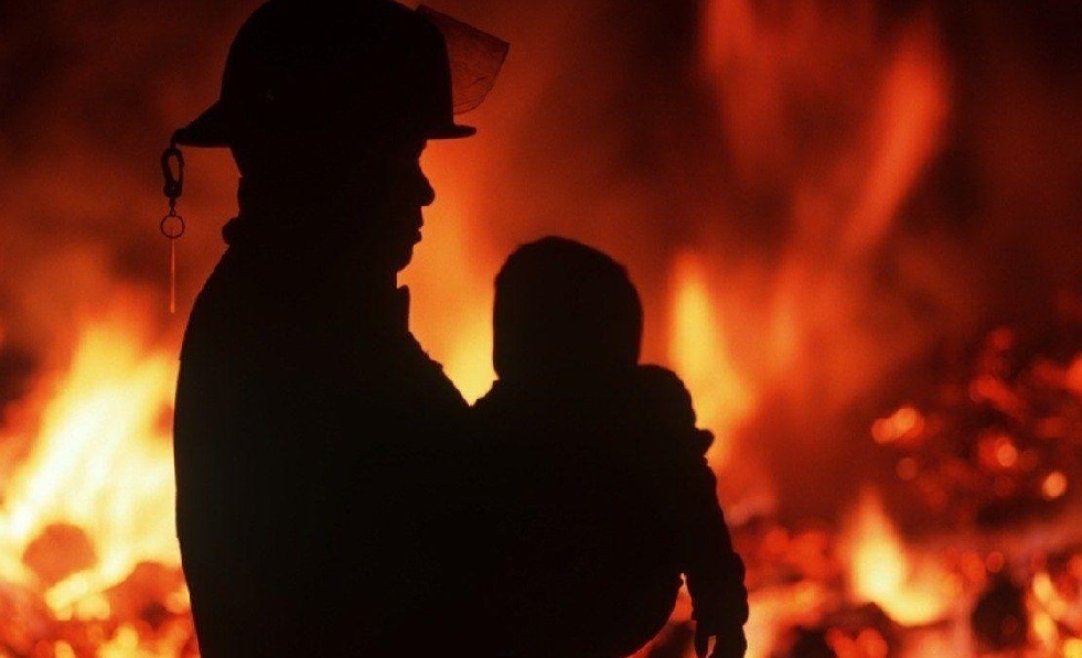 Пятерых детей нашли под завалами горящего дома в Костанайской области